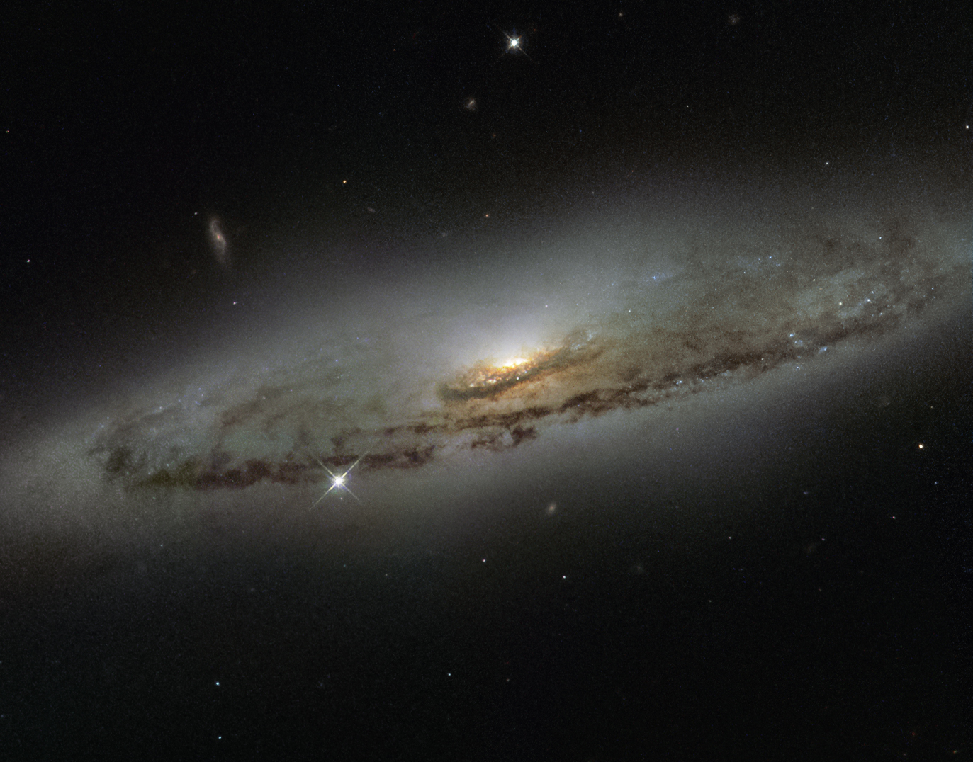 Спиральная галактика NGC 4845. Credits
ESA  Hubble & NASA