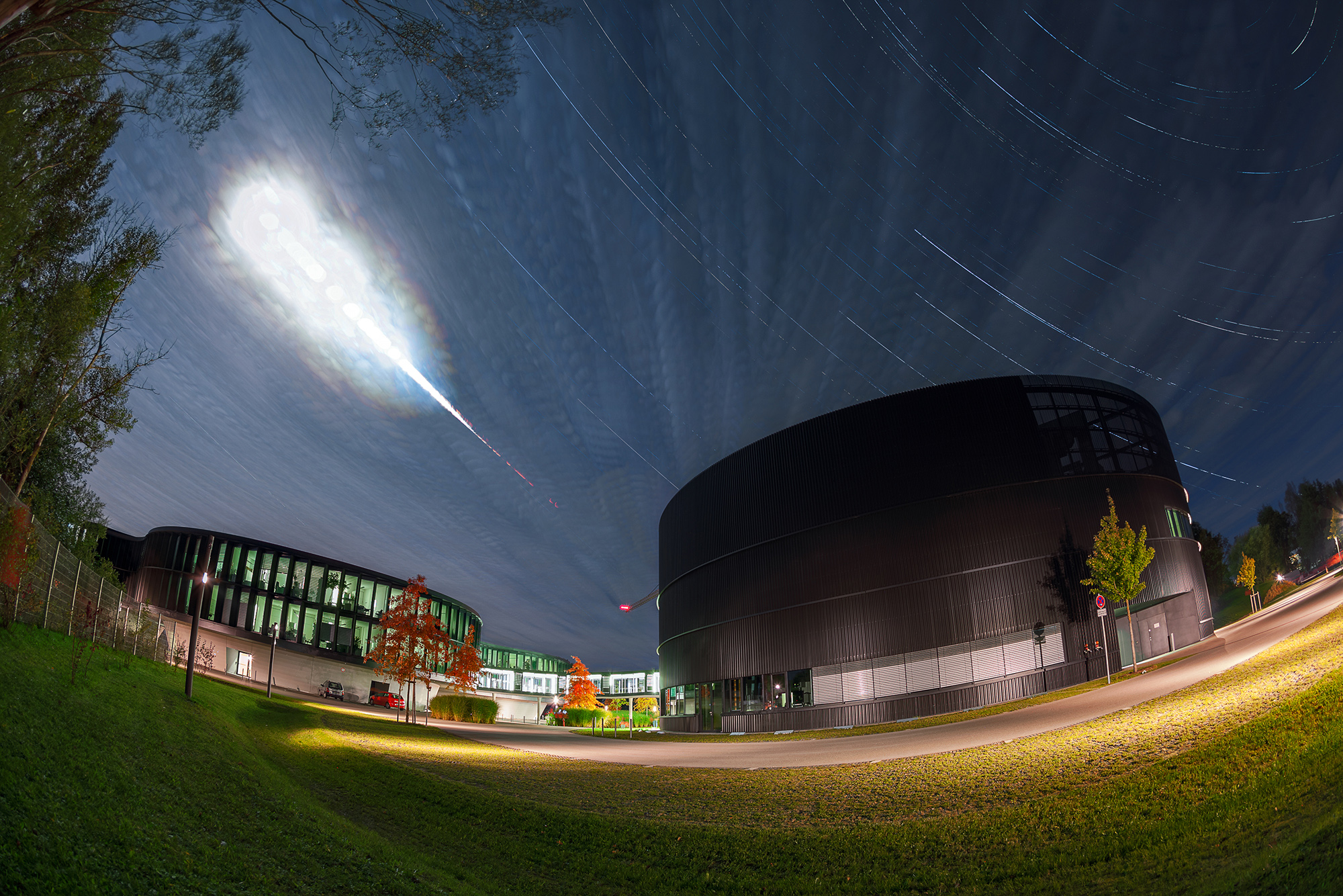 Полное лунное затмение в небе над штаб-квартирой ESO