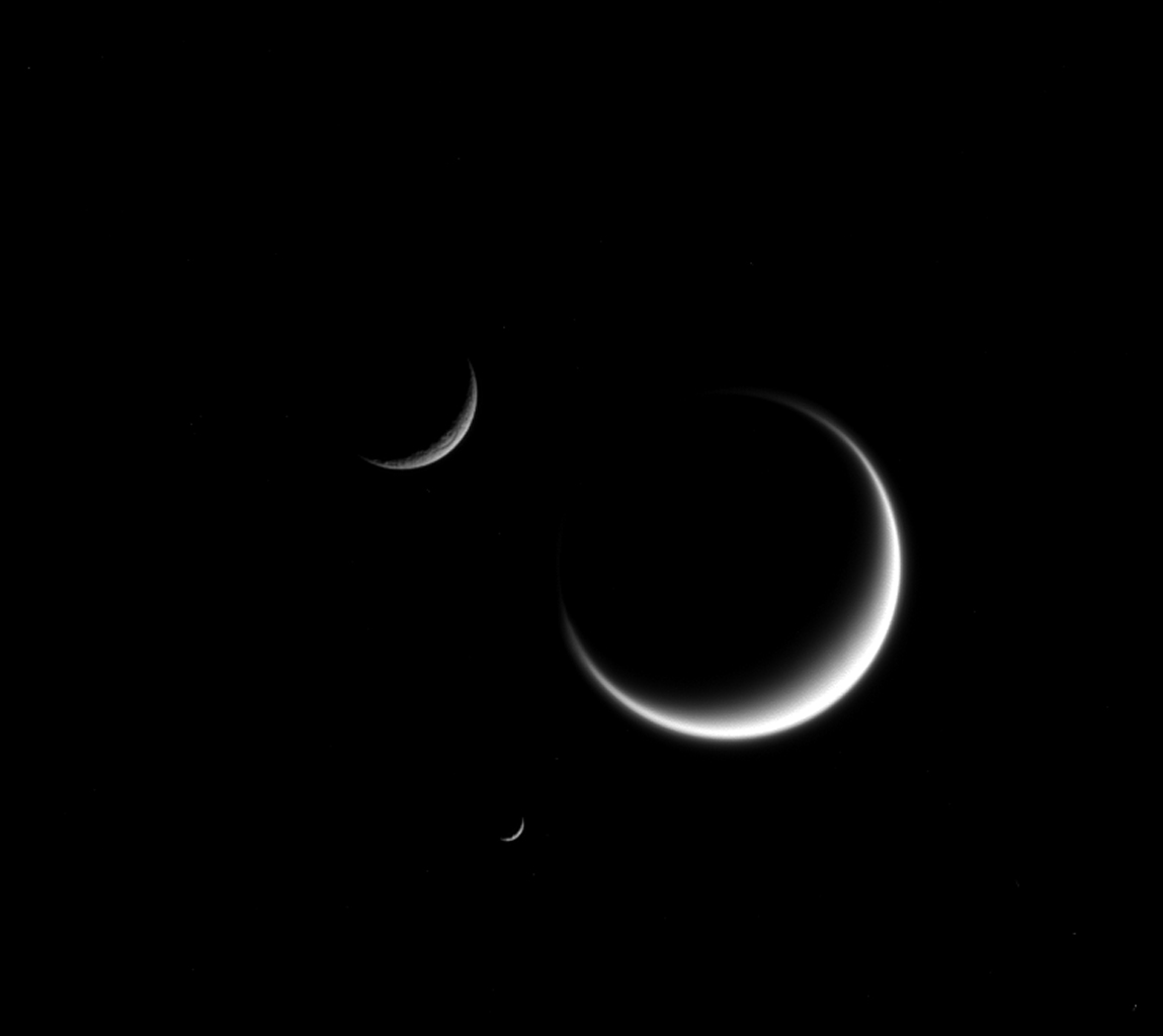 Фотография трех спутников Сатурна - Титан, Рея и Мимас