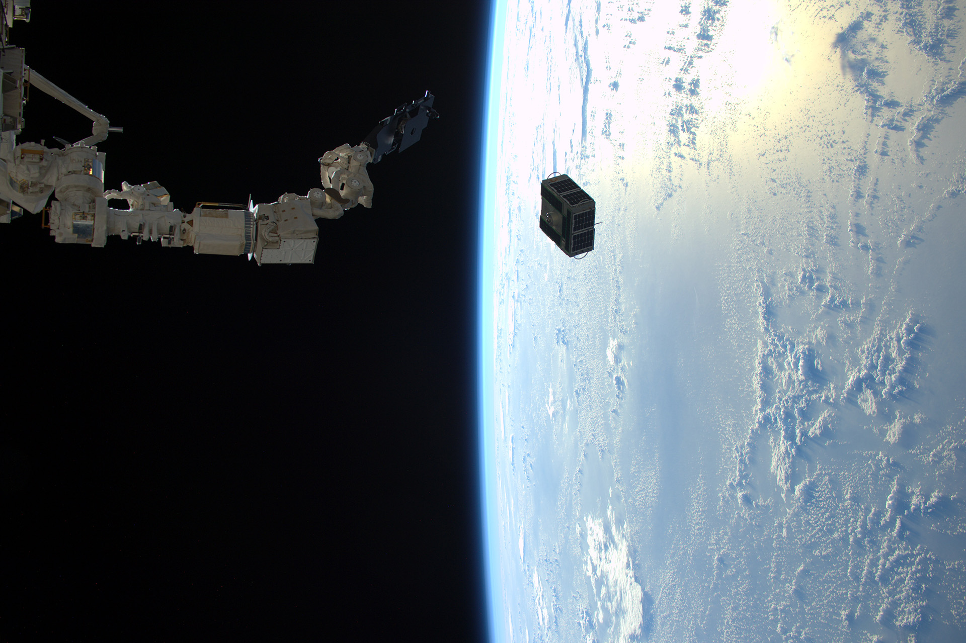 Какая страна первая запустила спутник в космос. Иллюминатор МКС. Снимки военных спутников. Спутники США. Фото спутника МКС.