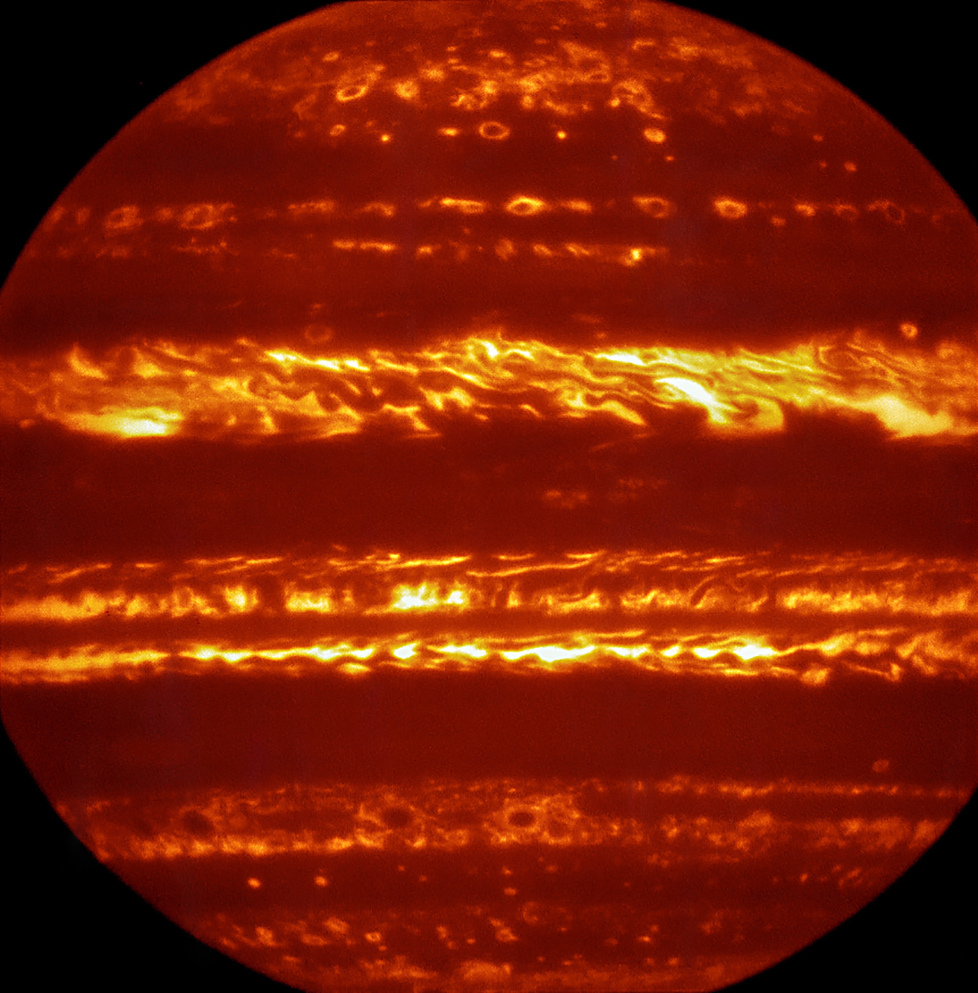 Телескоп VLT получил сверхчеткие фотографии Юпитера
