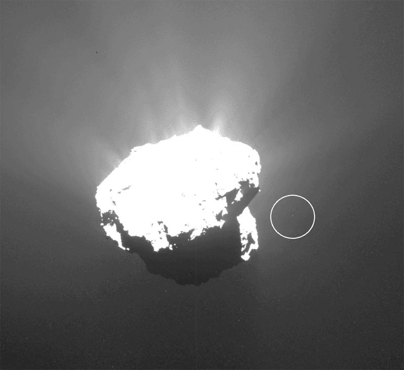 Непізнаний об'єкт діаметром майже 4 метри знаходиться на орбіті комети 67P / Чурюмова-Герасименко. У момент зйомки відстань до комети становило 400 кілометрів. Credit: ESA / Rosetta / MPS / OSIRIS / UPD / LAM / IAA / SSO / INTA / UPM / DASP / IDA / J. Roger