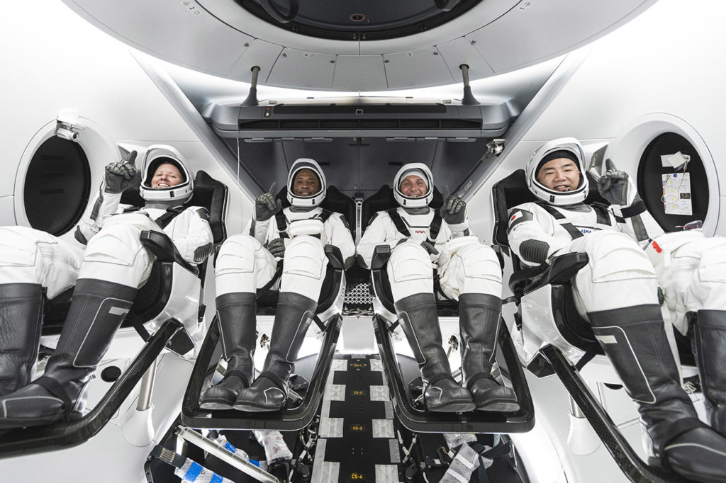 1 space отзывы. Экипаж SPACEX Dragon Crew. Корабль Dragon SPACEX. Крю драгон космический корабль. Пилотируемый корабль Crew Dragon.