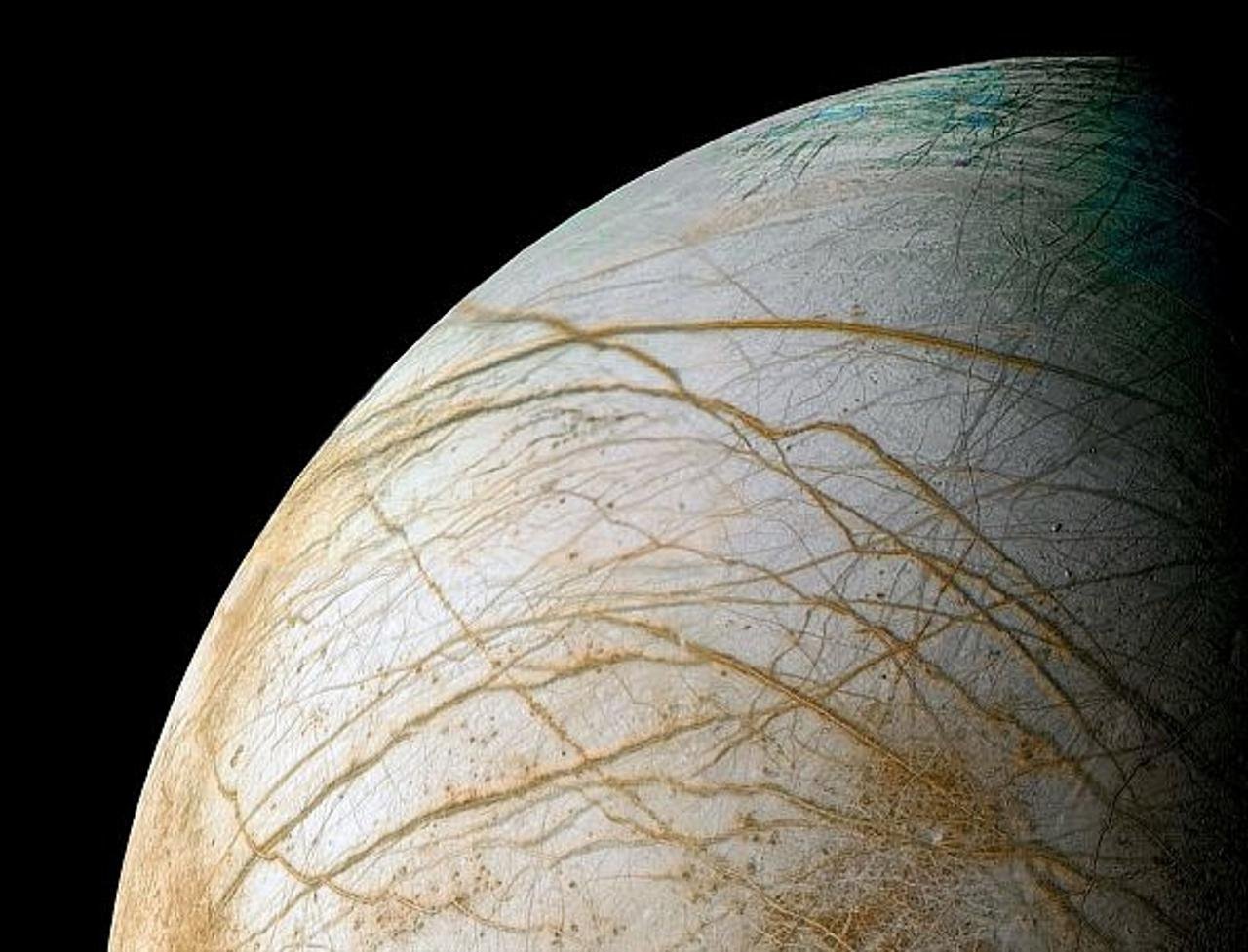 Cпутник Юпитера Европа может светиться в темноте, выяснили планетологи